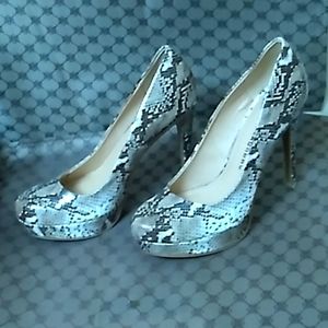 Chinese Laundry size 8 pump heels